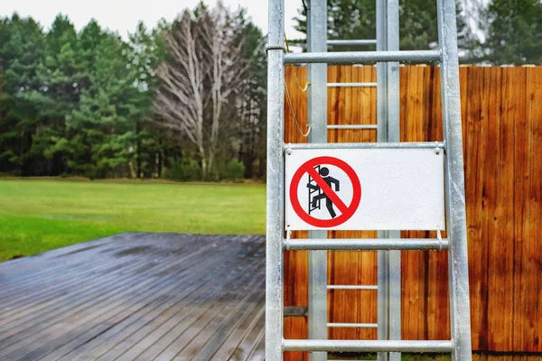 Bau- und Metallleiter mit Schild, die Leiter nicht zu erklimmen — Stockfoto