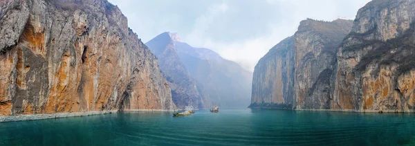 Deux péniches avec sable et gravier dans le fleuve Yangzi — Photo