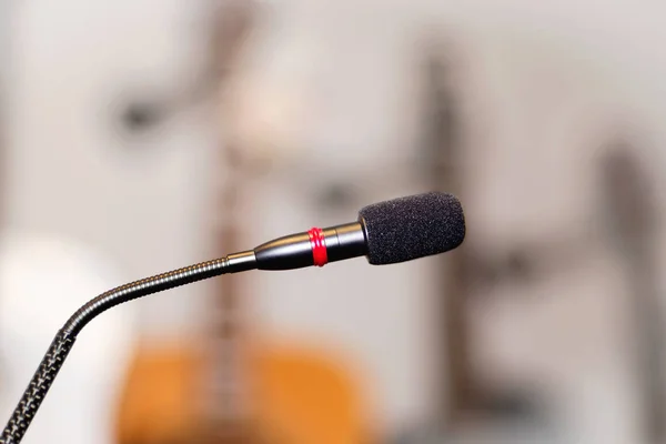 Микрофон с красным кольцом освещения — стоковое фото