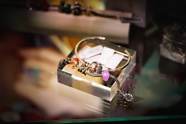 Närbild på vackra armband på en showcase — Stockfoto