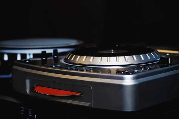 Equipo de mezcla musical con CD rojo en un fondo oscuro —  Fotos de Stock