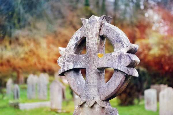 Velha cruz de concreto no cemitério britânico — Fotografia de Stock