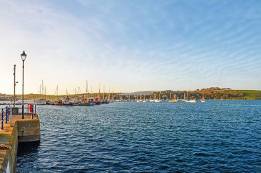  Yatlar ve Harbor günbatımı İngiltere, Birleşik Krallık, İngiltere'de gemi