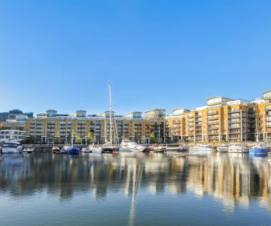 Gemi bir iskelede Tower Bridge Londonsquare civarındaki oteller