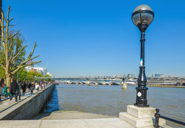 Fener ve güneşli Millennium Köprüsü