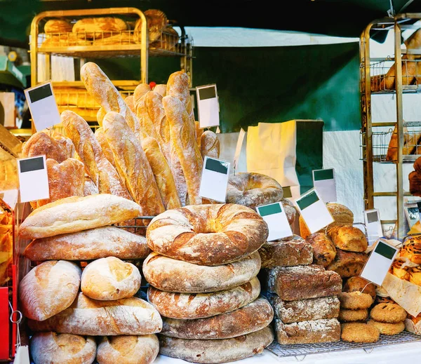 市場のテーブルで breadstuff — ストック写真
