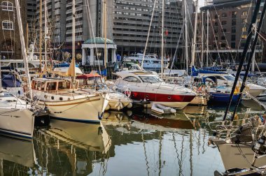Gemi bir iskelede Tower Bridge Londonsquare civarındaki oteller