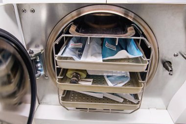 Klinik bir dişçi araçları ile diş otoklav