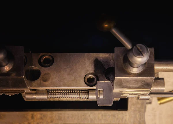 Vista cercana de la copiadora de llaves con llaves — Foto de Stock