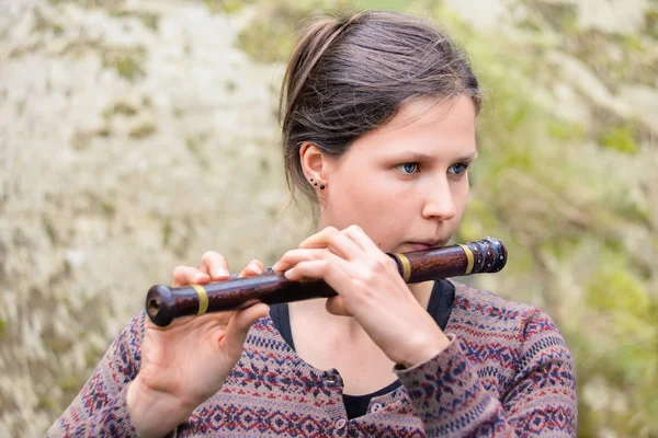 Vrouw spelen een Indiase houten fluit — Stockfoto