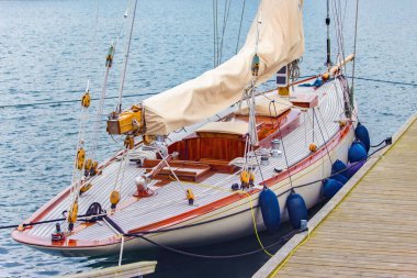 Halatlar için bir iskele ile beyaz yat bağladı.