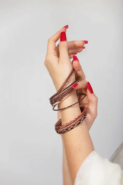 Женские руки с блестящими браслетами — стоковое фото