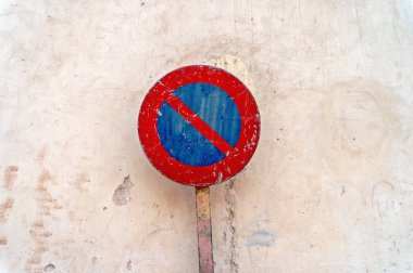 Eski yolu kayıt No Parking veya bekleyen bir beyaz grunge duvara