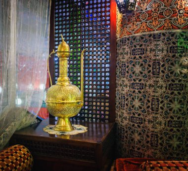 Antika pirinç sürahi