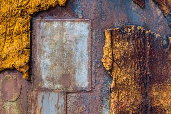 Gammel polyuretanskum på rustent, metallisk overflate . – stockfoto