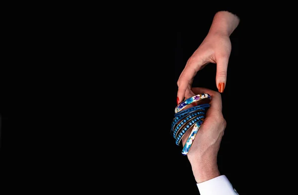 女性の手にブルーのブレスレットを与える男性の手 — ストック写真