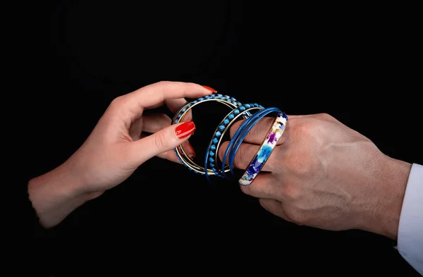 Mão dos homens dando pulseira para as mãos da mulher — Fotografia de Stock