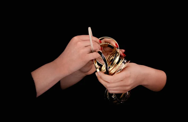 Twee blanke vrouwen handen met gouden armbanden — Stockfoto