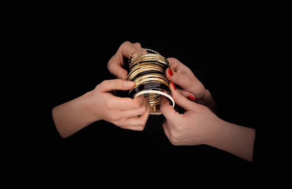 Zwei kaukasische Frauenhände mit goldenen Armbändern — Stockfoto