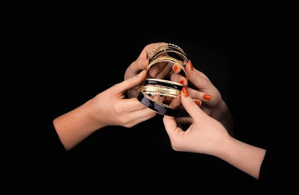 Twee blanke vrouwen handen met gouden armbanden — Stockfoto