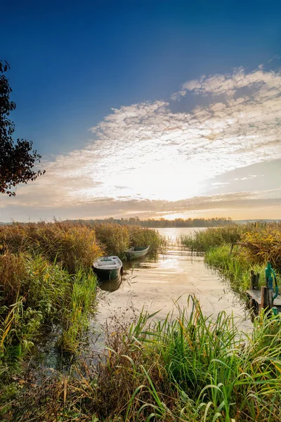 Landskap med soluppgång i en vattenförekomst med båtar — Stockfoto