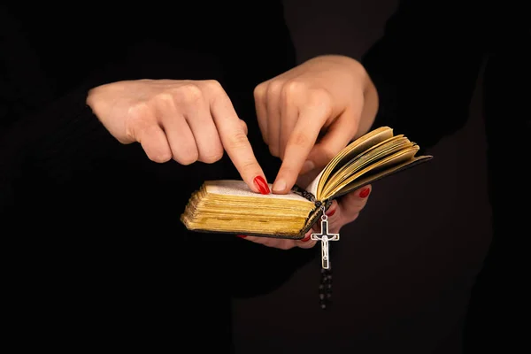 Dos mujeres leen la Biblia — Foto de Stock