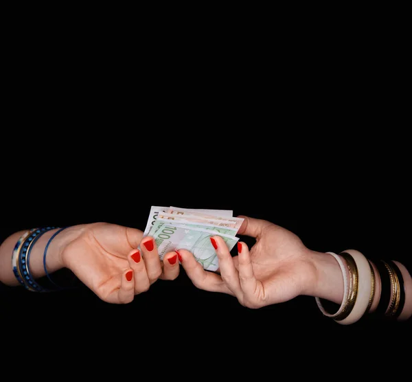 Dando la mano femenina a la mano de otra mujer Billetes en euros —  Fotos de Stock