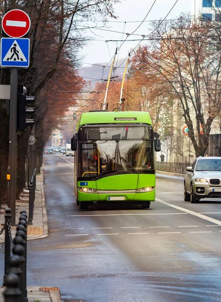 Trolebús verde en la calle de la ciudad —  Fotos de Stock