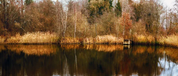 Wunderschöne Panoramalandschaft mit Teich — Stockfoto