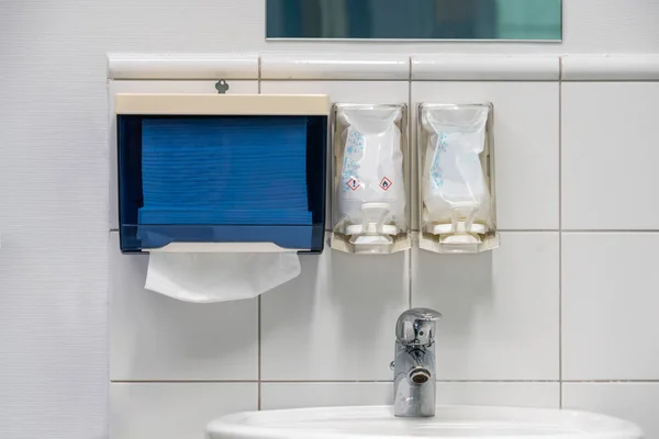 Dispenser sabun di klinik gigi — Stok Foto