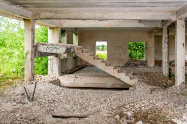 Eski harabe bir binanın içinde.