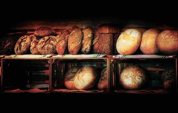 木の棚の上のパンの様々な種類. — ストック写真
