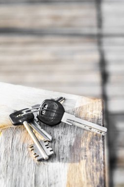 Tahtada yüzük olan çeşitli anahtarlar.