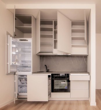 Mutfak köşesinde bir yemek odasında. 