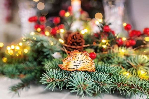 Composizione variopinta con torta su un tavolo di Natale — Foto Stock