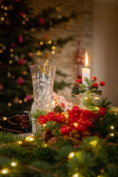 Composição colorida com vela e vinho em uma ta de Natal — Fotografia de Stock