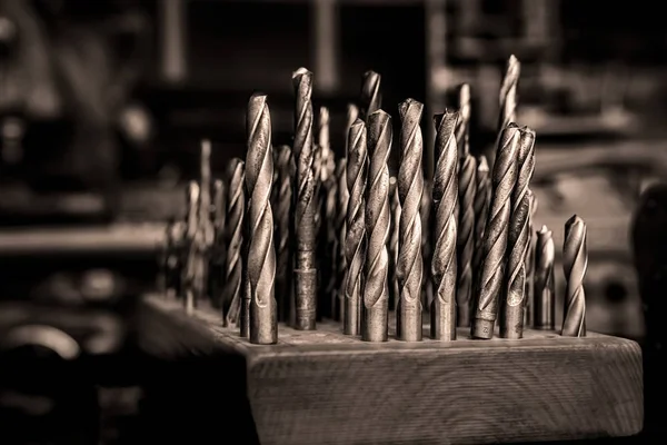Conjunto de taladros en un taller de herrería — Foto de Stock