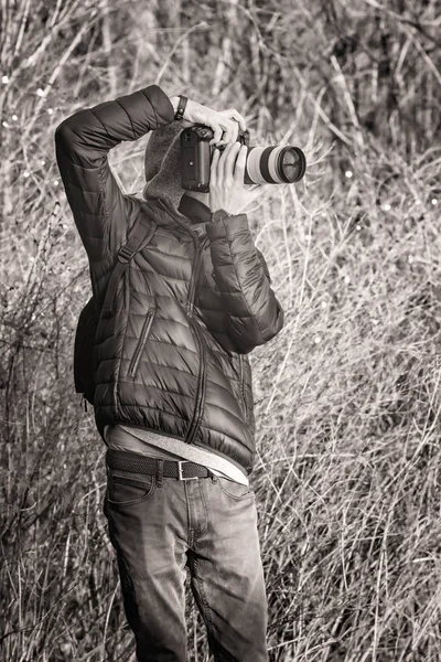 Un hombre con una cámara grande tomando una foto —  Fotos de Stock