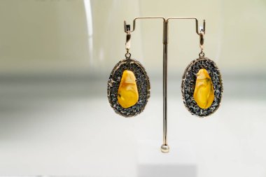 Kehribarlı güzel küpeler