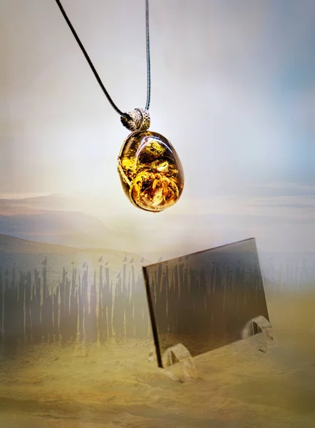 Янтарное ожерелье и тупой стеклянный ярлык — стоковое фото
