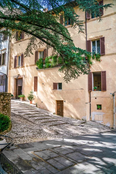 Oranje huis en bestrating in een Spoleto stad op zonnige ochtend — Stockfoto