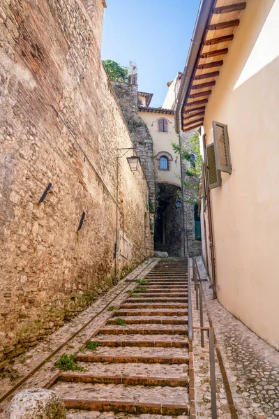 Båge på en smal Spoleto gata med en stentrappa — Stockfoto