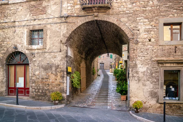 Båge och sten trappa på gatan i Spoleto stad — Stockfoto