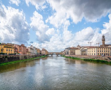 Floransa 'daki Arno Nehri. Ponte alle Grazie köprüsünden görüntü