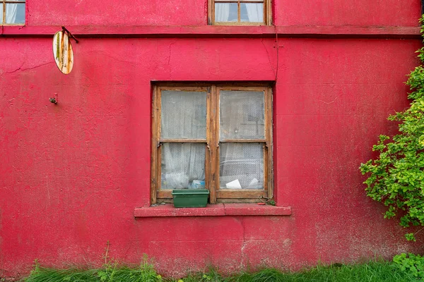 Fenêtres en bois sur vieux mur rouge — Photo