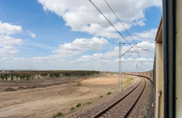 Paisaje con un tren en una curva en un día soleado —  Fotos de Stock