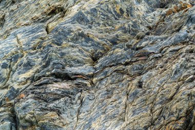 Deniz kıyısındaki siyah çatlak kaya