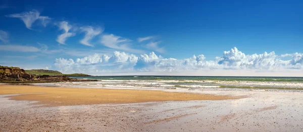 Vista panorámica de la playa de Garrettstown en el Condado de Cork en un soleado — Foto de Stock