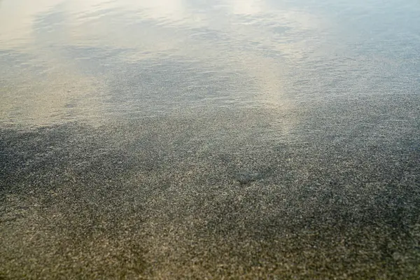 Natte zand achtergrond op de kust van de oceaan — Stockfoto