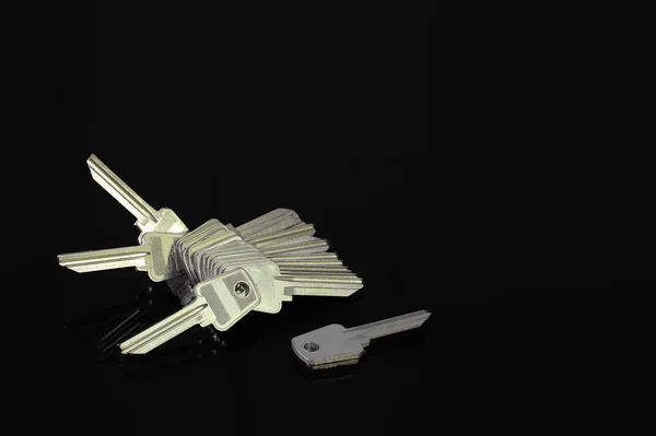 Üres fém kulcsok egy sötét háttér — Stock Fotó